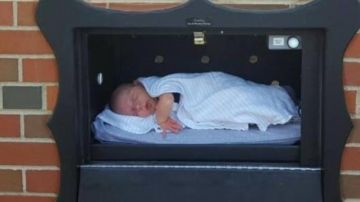 Un recién nacido en un 'Baby Box'