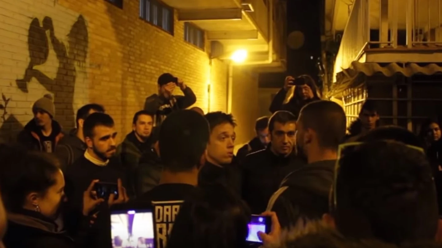 Reprimenda de un grupo de jóvenes a Errejón Reprimenda de un grupo de jóvenes a Errejón