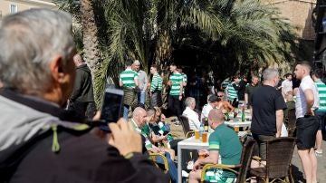 Aficionados del Celtic, en una terraza de Valencia