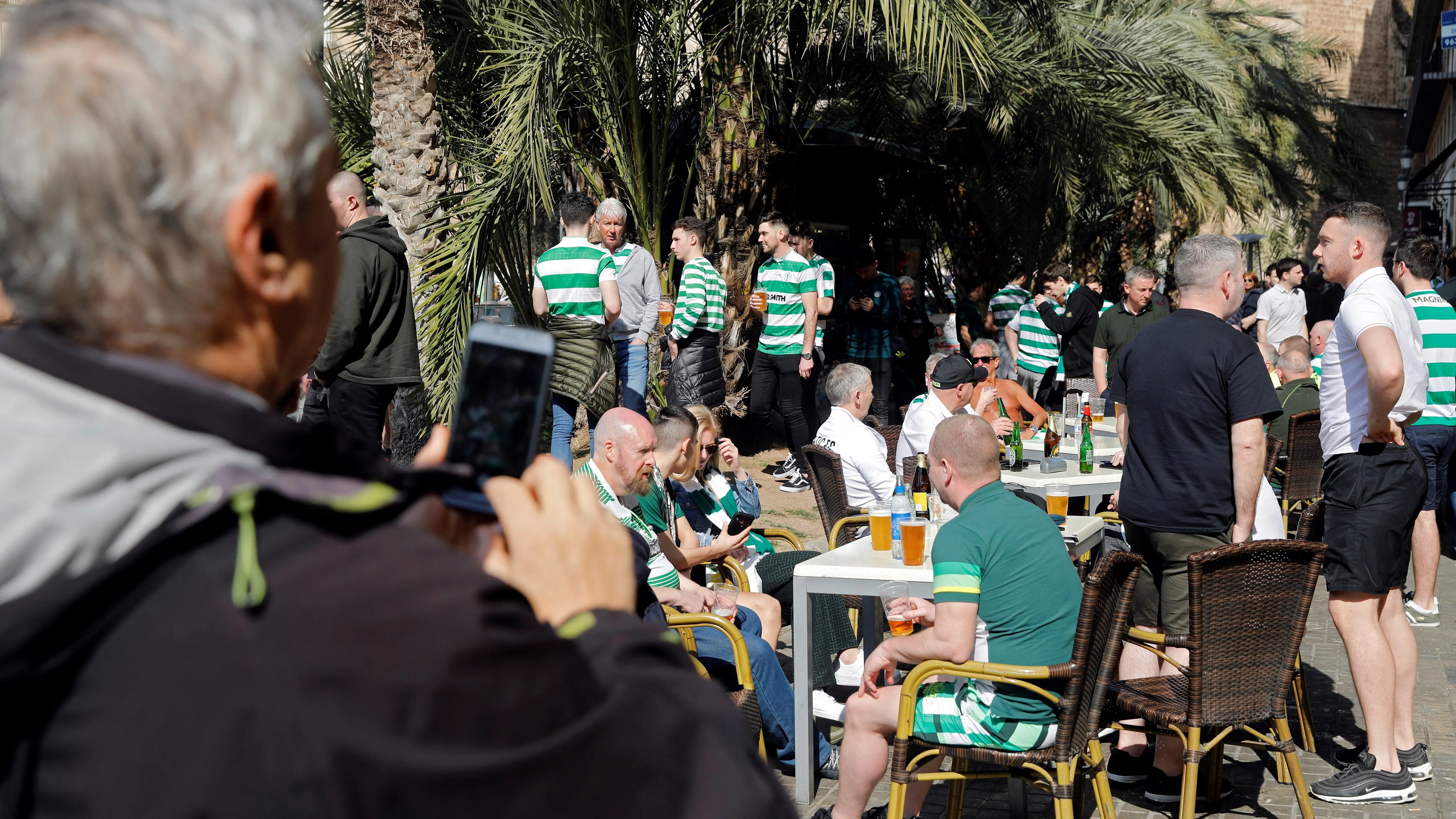 Aficionados del Celtic, en una terraza de Valencia