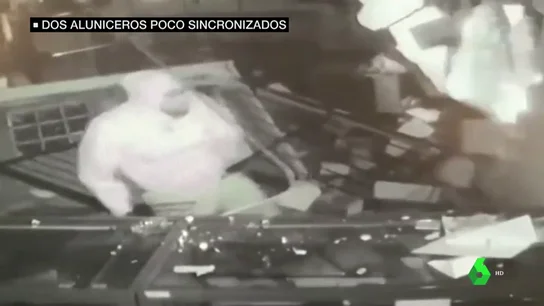 Un ladrón abandona en pleno atraco tras ser atropellado por su compañero Un ladrón abandona en pleno atraco tras ser atropellado por su compañero