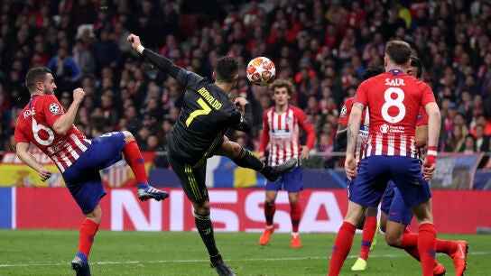 Cristiano Ronaldo intenta rematar ante el Atl&eacute;tico de Madrid