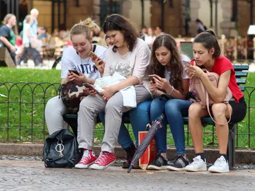 Jóvenes con sus móviles Jóvenes con sus móviles