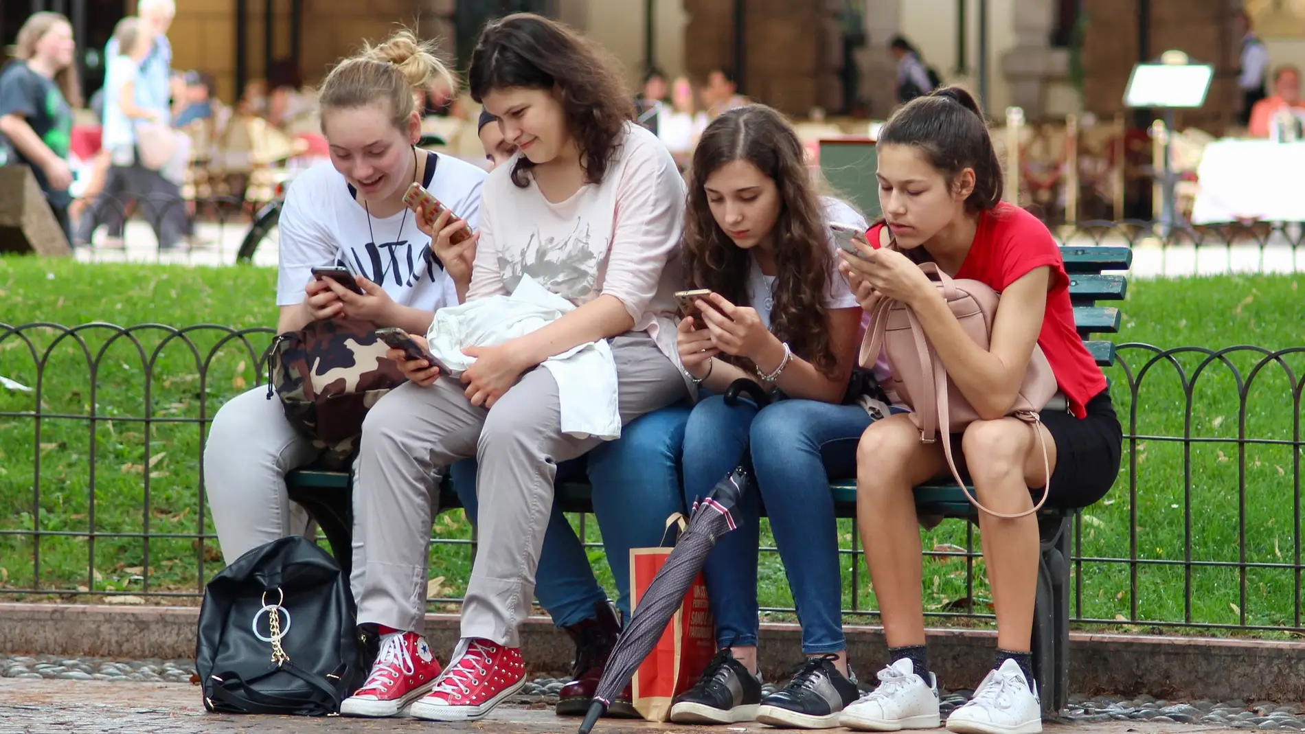 Jóvenes con sus móviles