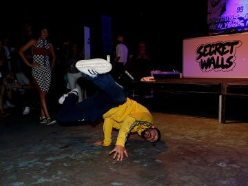 Un 'breakdancer', en plena acción Un 'breakdancer', en plena acción