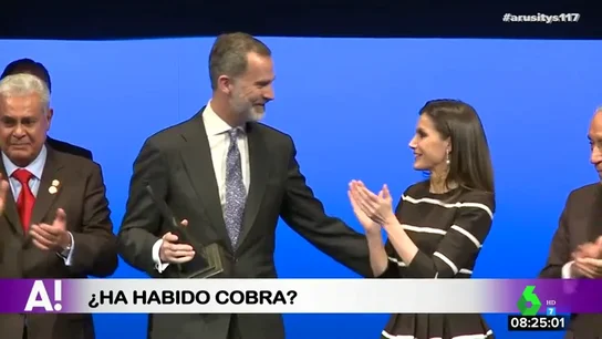 El incómodo momento del rey Felipe y la reina Letizia ante las cámaras: ¿hay "cobra"? El incómodo momento del rey Felipe y la reina Letizia ante las cámaras: ¿hay "cobra"?