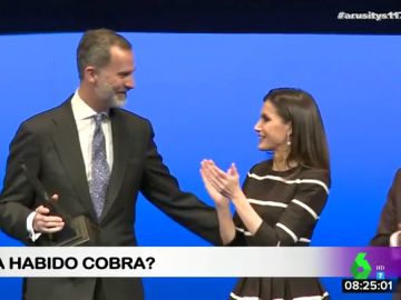 El incómodo momento del rey Felipe y la reina Letizia ante las cámaras: ¿hay "cobra"? El incómodo momento del rey Felipe y la reina Letizia ante las cámaras: ¿hay "cobra"?