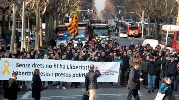 Grupos de personas que secundan la huelga general convocada en Cataluña