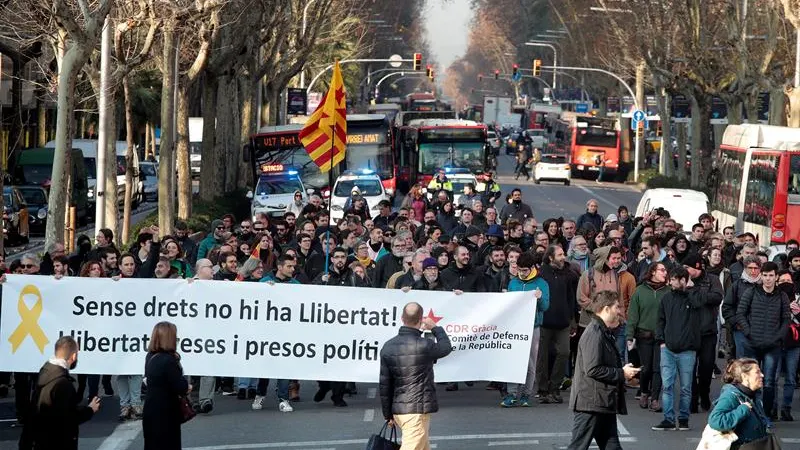 Grupos de personas que secundan la huelga general convocada en Cataluña