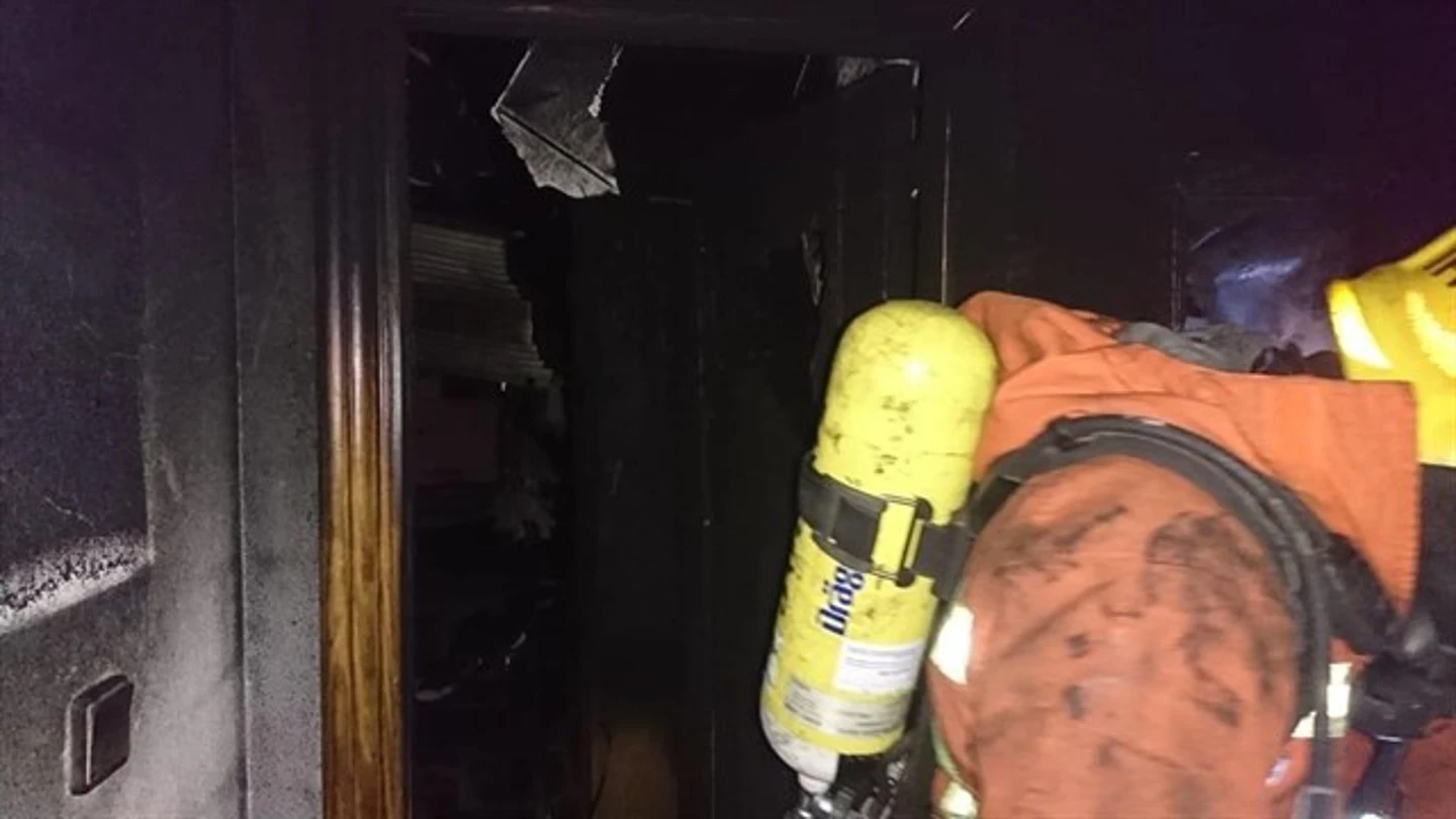 Los bomberos inspeccionan el hotel incendiado en Benidorm Los bomberos inspeccionan el hotel incendiado en Benidorm