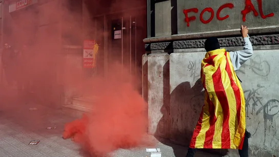 Un manifestante hace una pintada en Barcelona durante la huelga independentista Un manifestante hace una pintada en Barcelona durante la huelga independentista
