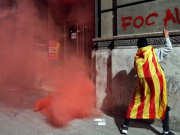 Un manifestante hace una pintada en Barcelona durante la huelga independentista Un manifestante hace una pintada en Barcelona durante la huelga independentista
