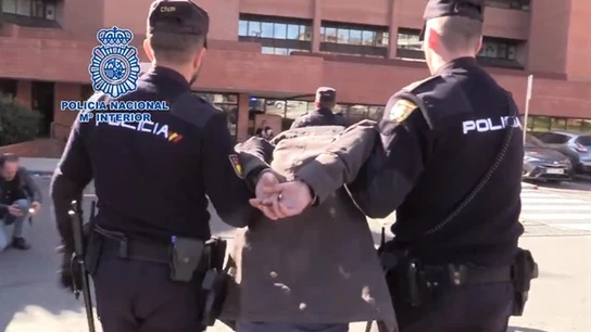 La Policía Nacional traslada al detenido La Policía Nacional traslada al detenido