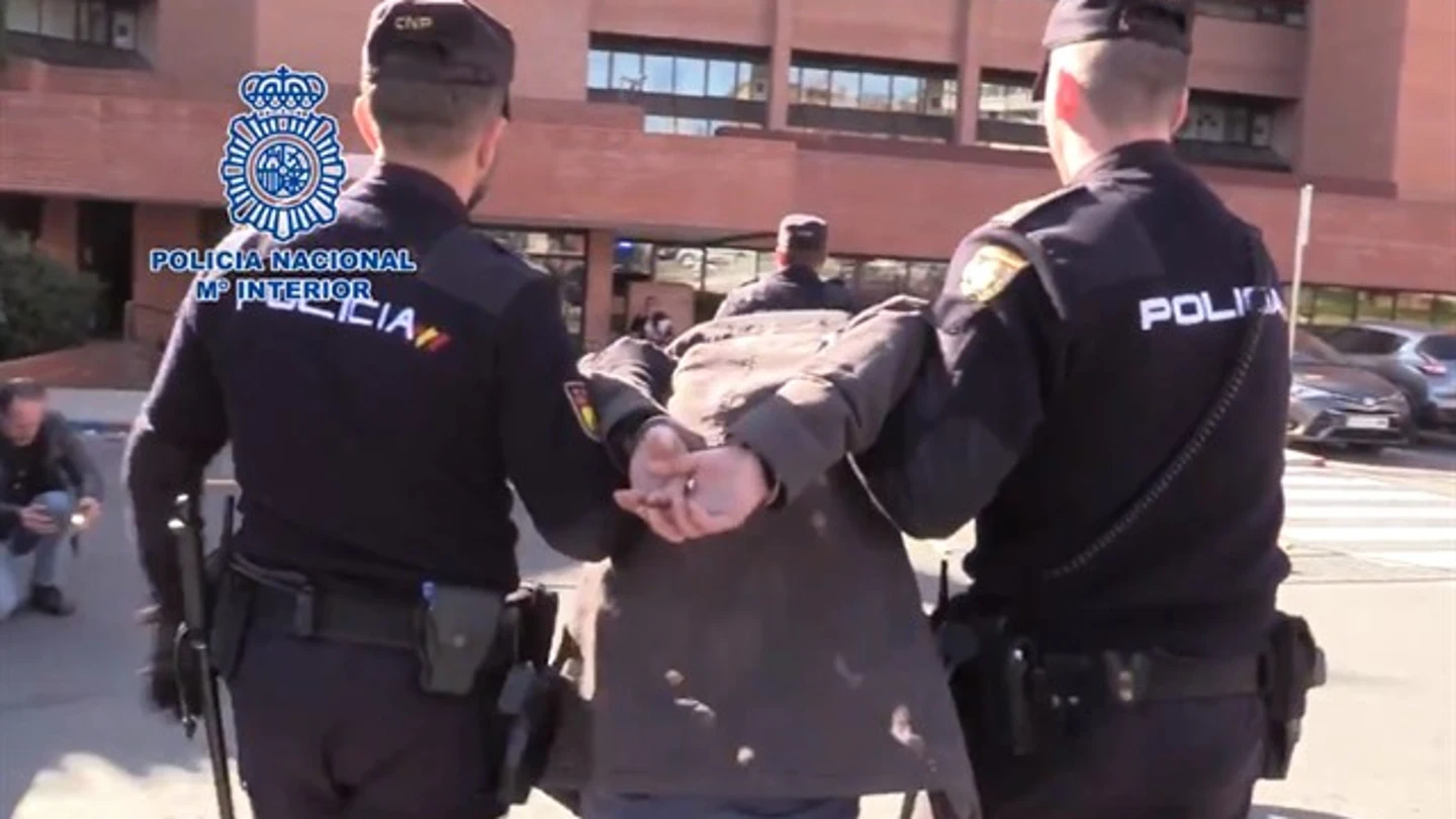 La Policía Nacional traslada al detenido La Policía Nacional traslada al detenido
