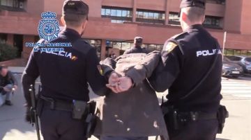La Policía Nacional traslada al detenido