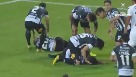 Aguilar, intentando ser reanimado Aguilar, intentando ser reanimado