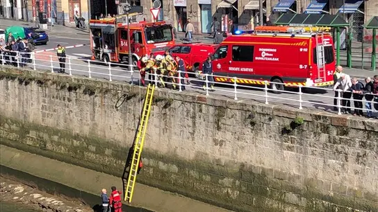 Rescate en la ría del Nervión en Bilbao. Rescate en la ría del Nervión en Bilbao.
