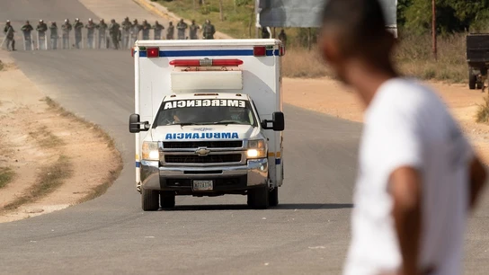 Una ambulancia con supuestos heridos cruza la frontera entre Brasil y Venezuela Una ambulancia con supuestos heridos cruza la frontera entre Brasil y Venezuela