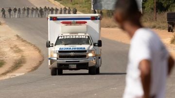 Una ambulancia con supuestos heridos cruza la frontera entre Brasil y Venezuela