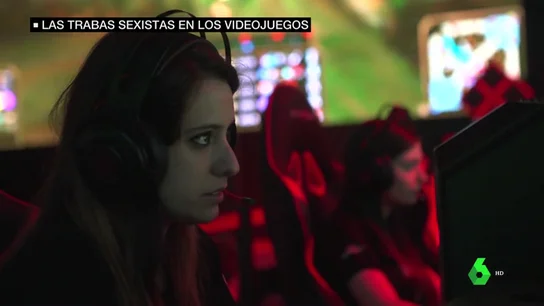 Una joven jugando a un videojuego Una joven jugando a un videojuego