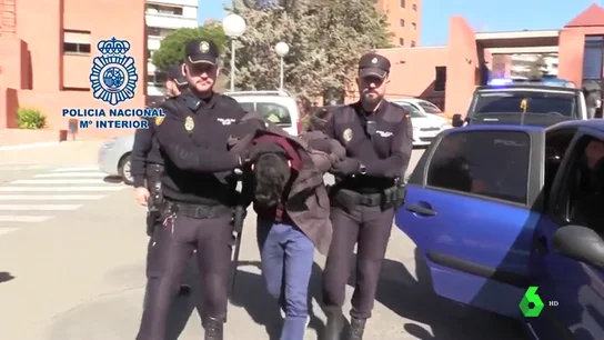 El 'caníbal' de Madrid dijo a la Policía que su madre estaba en casa antes de que la encontraran descuartizada en táperes El 'caníbal' de Madrid dijo a la Policía que su madre estaba en casa antes de que la encontraran descuartizada en táperes