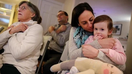 Samantha Savitz junto a su madre en una clase de lenguaje de signos Samantha Savitz junto a su madre en una clase de lenguaje de signos