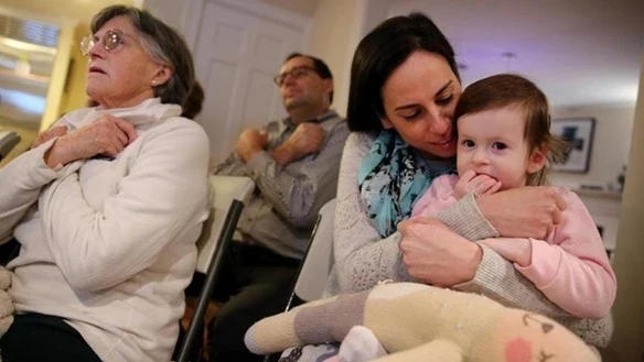 Samantha Savitz junto a su madre en una clase de lenguaje de signos