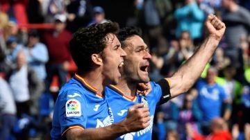 Jaime Mate y Jorge Molina celebran un gol ante el Rayo