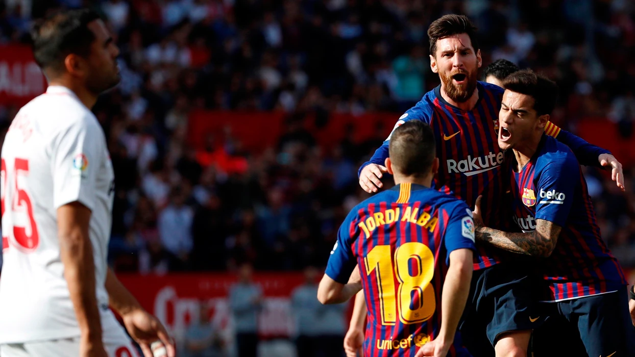 Leo Messi celebra un gol con Philippe Coutinho y Jordi Alba frente al Sevilla