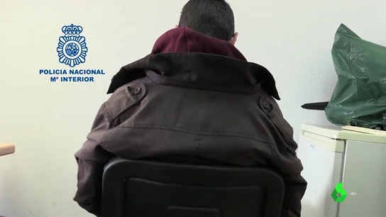 El 'caníbal' de Madrid dijo a la Policía que su madre estaba en casa: se la encontraron descuartizada en táperes El 'caníbal' de Madrid dijo a la Policía que su madre estaba en casa: se la encontraron descuartizada en táperes