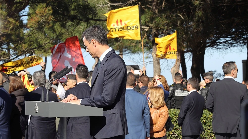 Sánchez, durante la protesta de independentistas catalanes en Francia