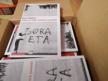 Ejemplares de 'Cómo si todo hubiera pasado' Ejemplares de 'Cómo si todo hubiera pasado'