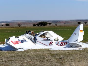 Estado en el que ha quedado la avioneta que se ha estrellado en el aeródromo La Nava, en Corral de Ayllón (Segovia) Estado en el que ha quedado la avioneta que se ha estrellado en el aeródromo La Nava, en Corral de Ayllón (Segovia)