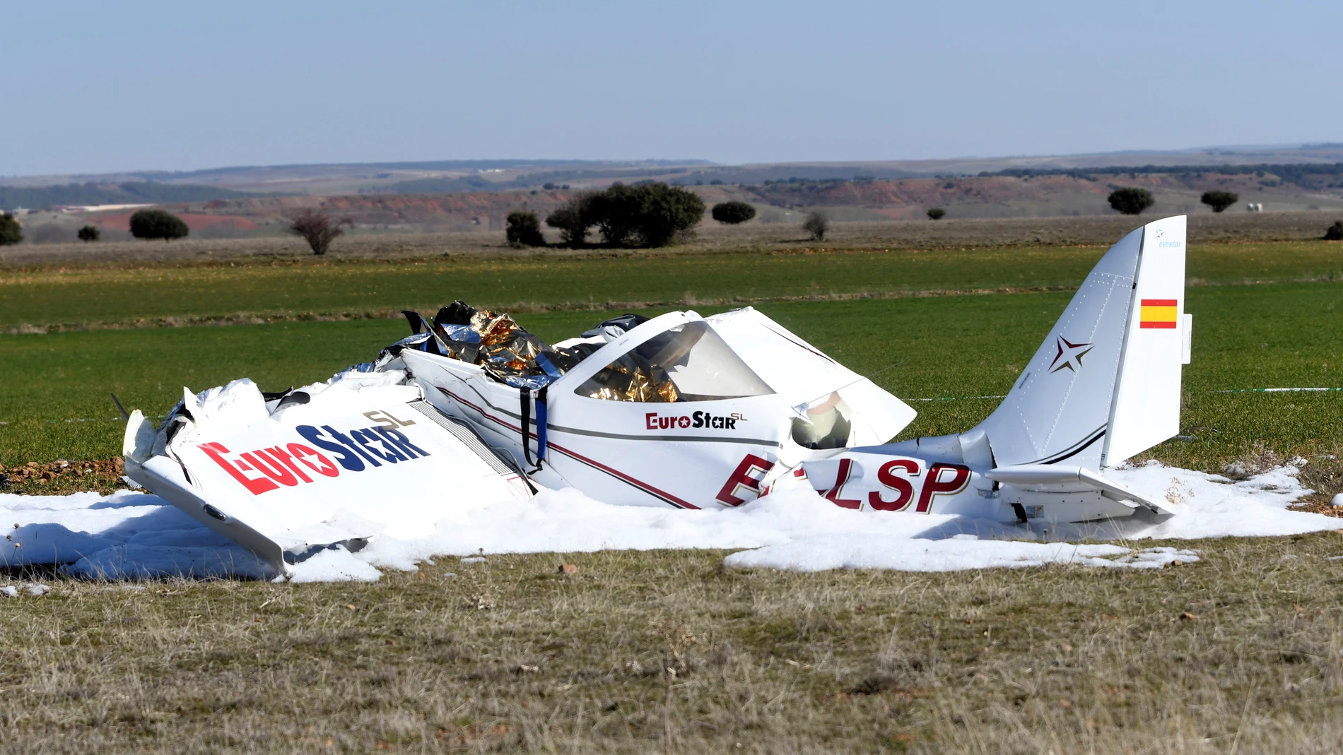 Estado en el que ha quedado la avioneta que se ha estrellado en el aeródromo La Nava, en Corral de Ayllón (Segovia)