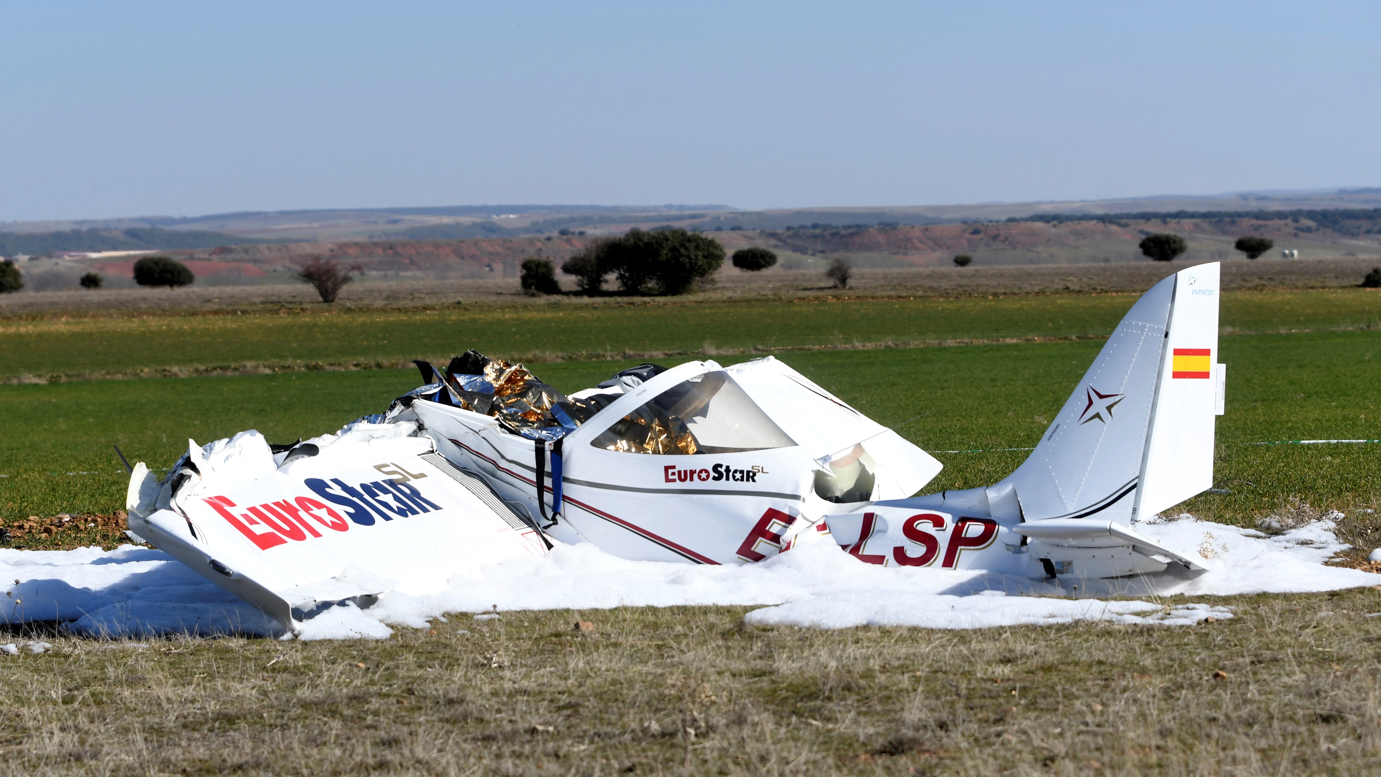 Estado en el que ha quedado la avioneta que se ha estrellado en el aeródromo La Nava, en Corral de Ayllón (Segovia)