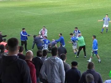 Ultras del Xerez agreden a dos jugadores del Écija al finalizar un partido de tercera división Ultras del Xerez agreden a dos jugadores del Écija al finalizar un partido de tercera división