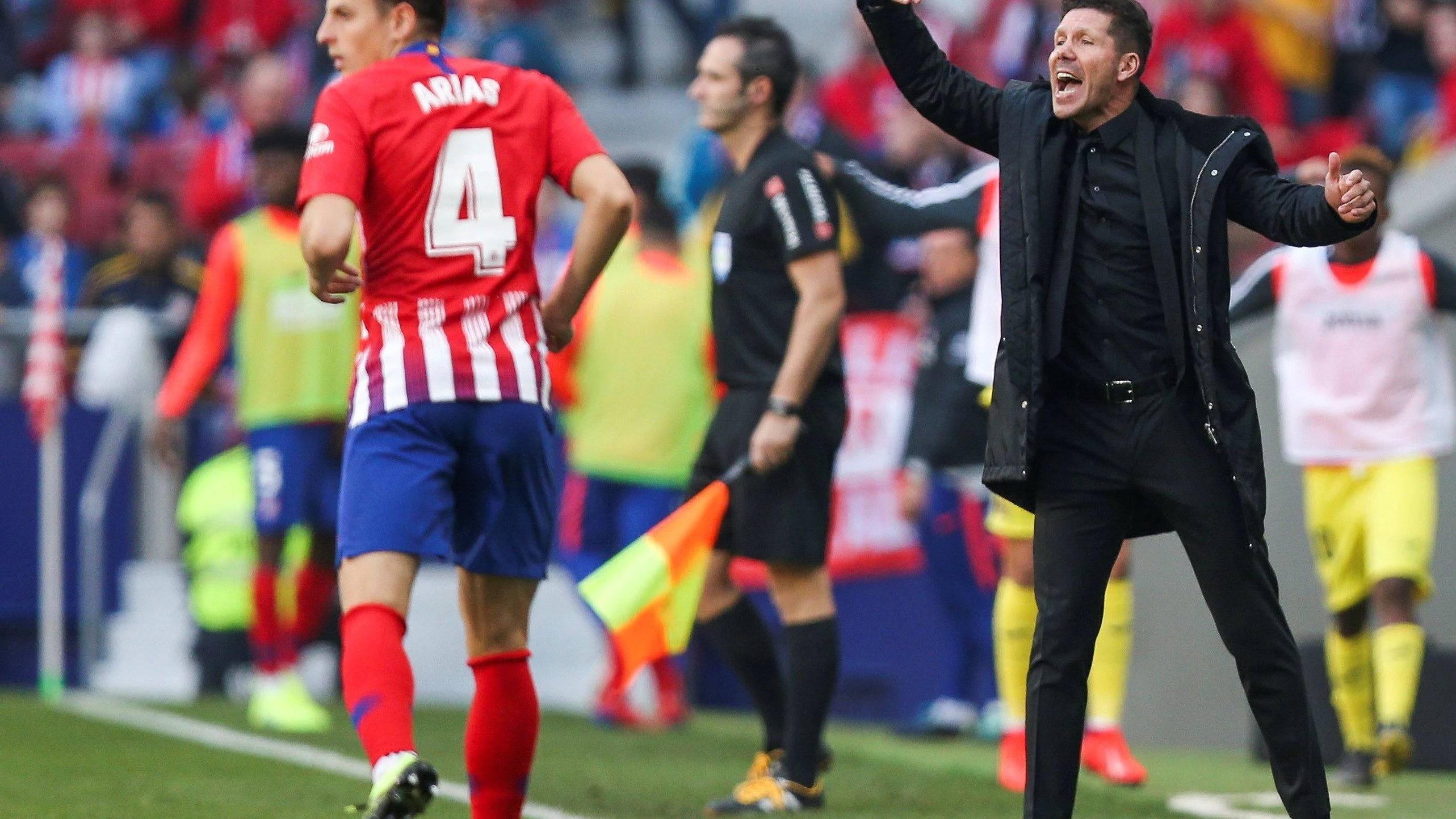 Simeone da instrucciones a sus jugadores en la banda del Metropolitano