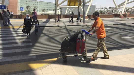 Varias personas caminan por el aeropuerto de El Cairo, Egipto Varias personas caminan por el aeropuerto de El Cairo, Egipto