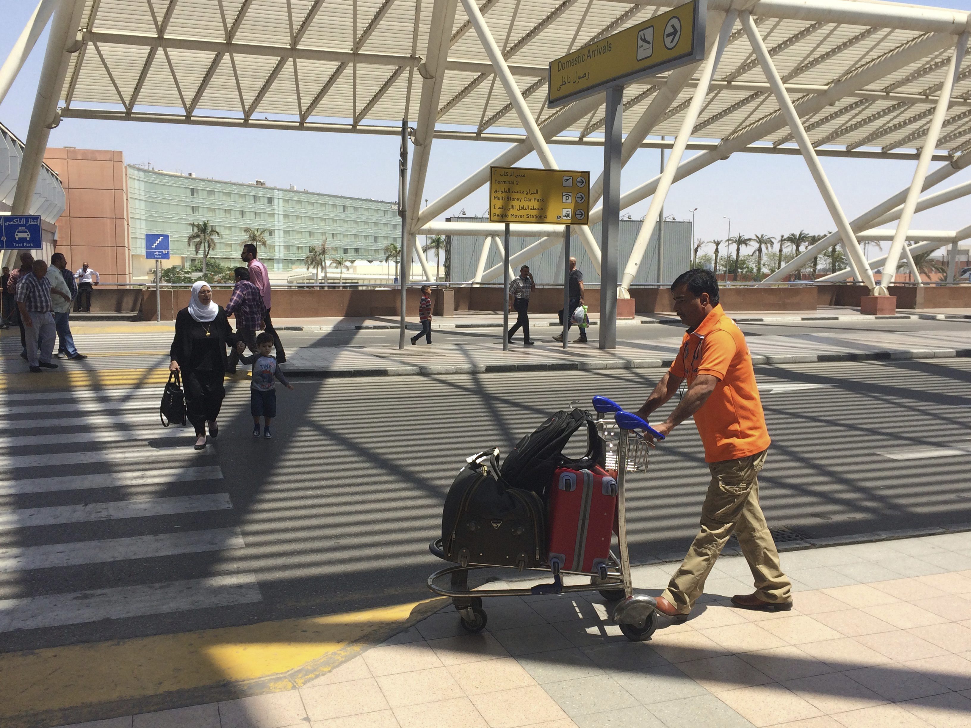 Varias personas caminan por el aeropuerto de El Cairo, Egipto Varias personas caminan por el aeropuerto de El Cairo, Egipto