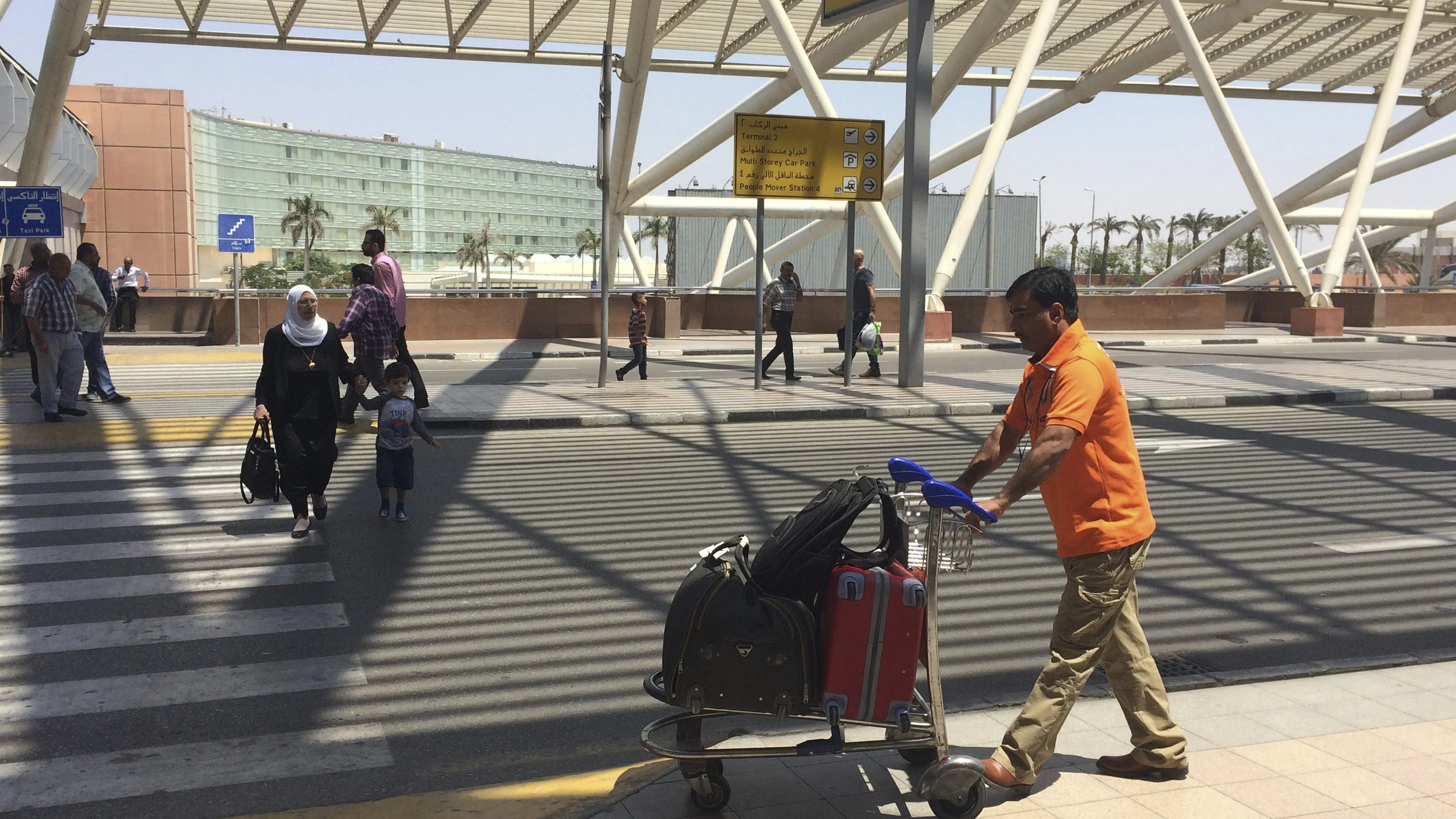 Varias personas caminan por el aeropuerto de El Cairo, Egipto