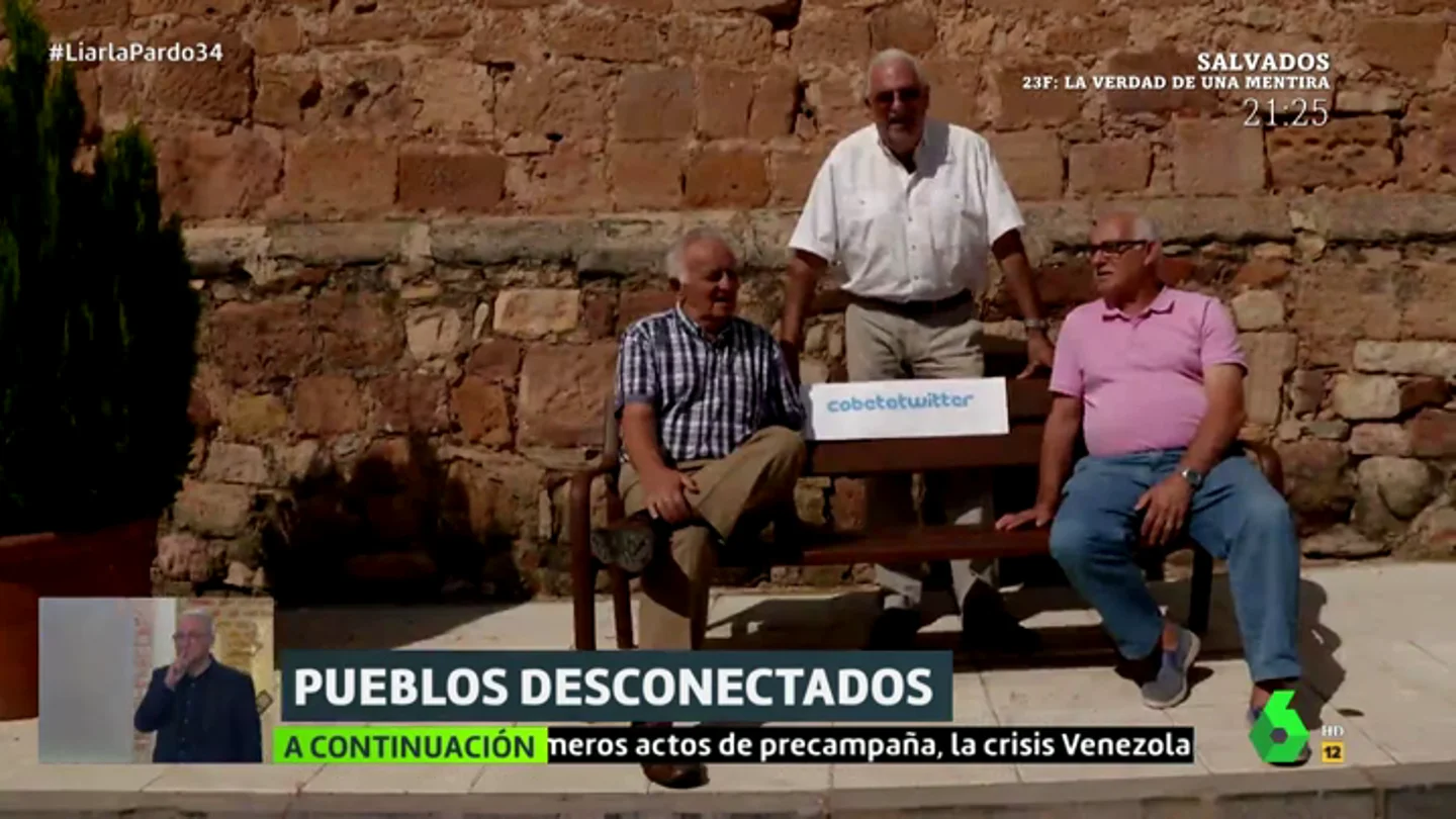 Vecinos de Cobeta con su Cobetatwitter Vecinos de Cobeta con su Cobetatwitter