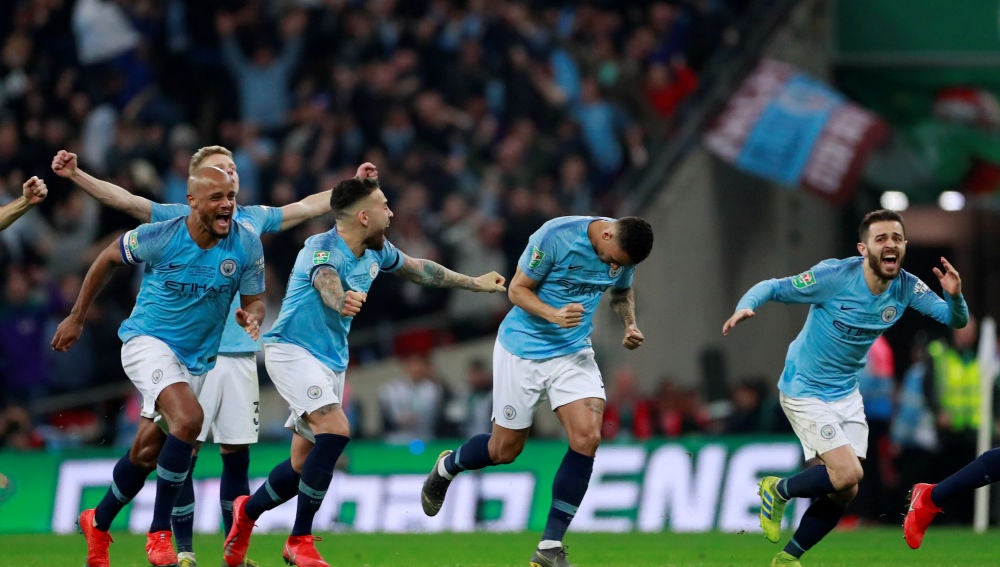 Los jugadores del City explotan de júbilo tras ganar la Copa de la Liga