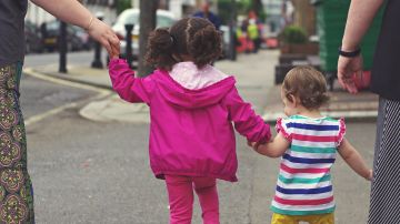 Imagen de archivo de dos niñas andando por la calle.