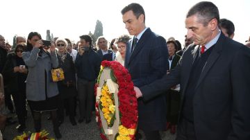 Ofrenda floral de Pedro Sánchez en su visita a la tumba de Manuel Azaña
