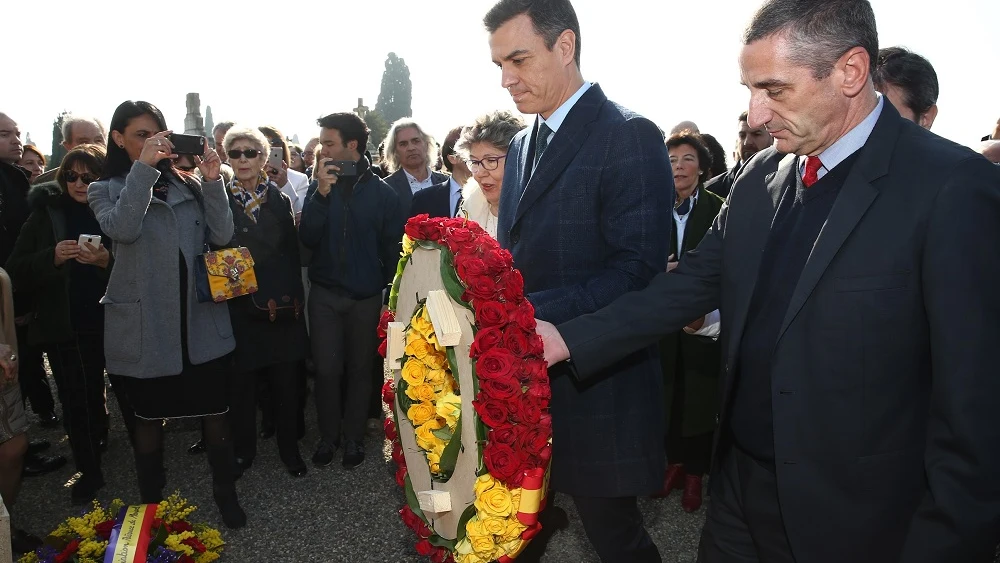 Ofrenda floral de Pedro Sánchez en su visita a la tumba de Manuel Azaña