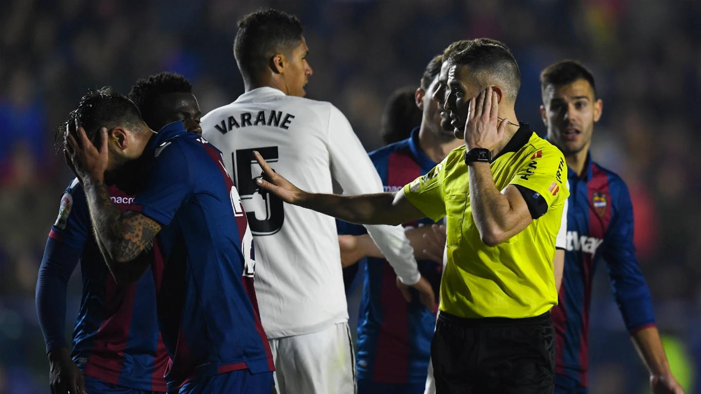 El árbitro charla con el VAR El árbitro charla con el VAR