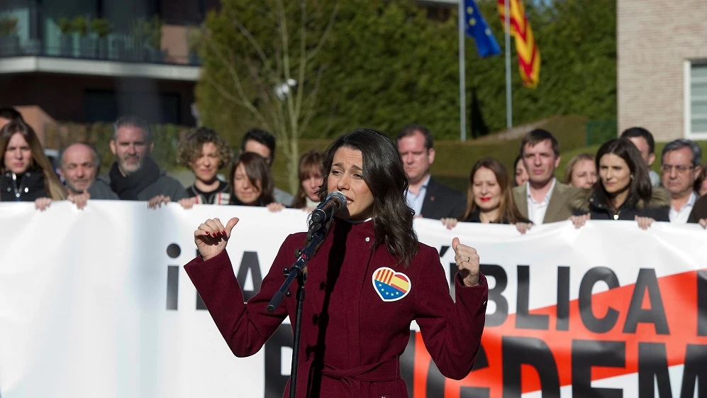 Inés Arrimadas frente a la casa de Puigdemont en Waterloo