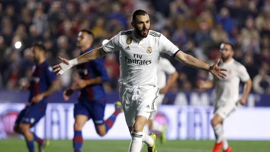 Benzema celebra el 0-1 en el Ciutat de Valencia Benzema celebra el 0-1 en el Ciutat de Valencia
