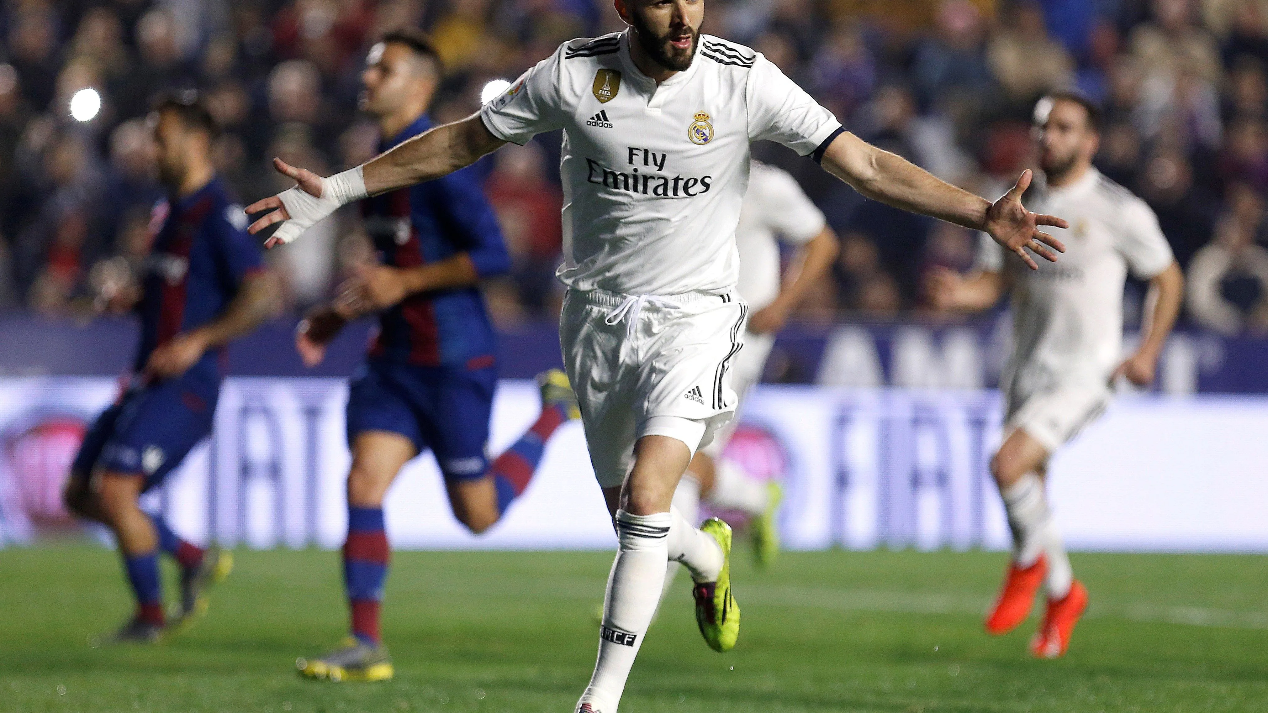 Benzema celebra el 0-1 en el Ciutat de Valencia