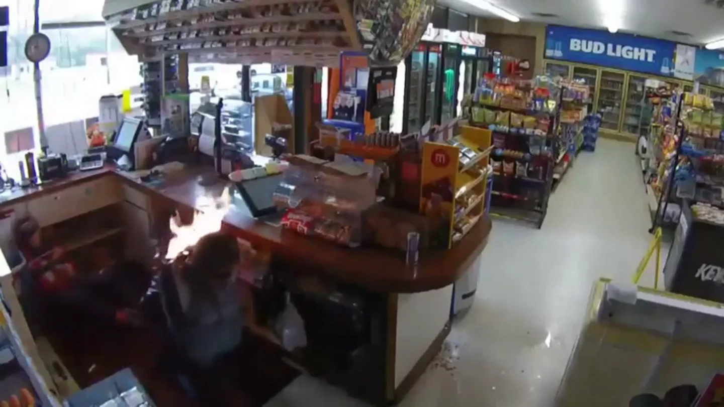 El vídeo del terrible atraco en una tienda de Estados Unidos: amordaza a una clienta y le prende fuego El vídeo del terrible atraco en una tienda de Estados Unidos: amordaza a una clienta y le prende fuego